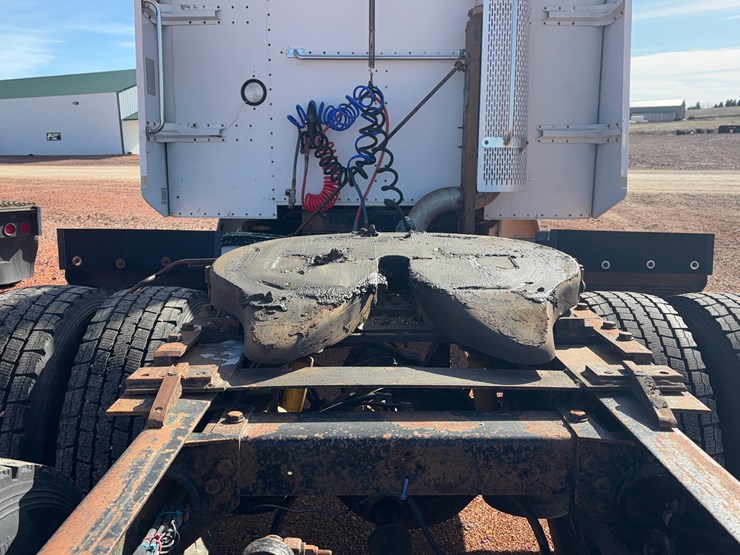 1993-peterbilt-377-image-11