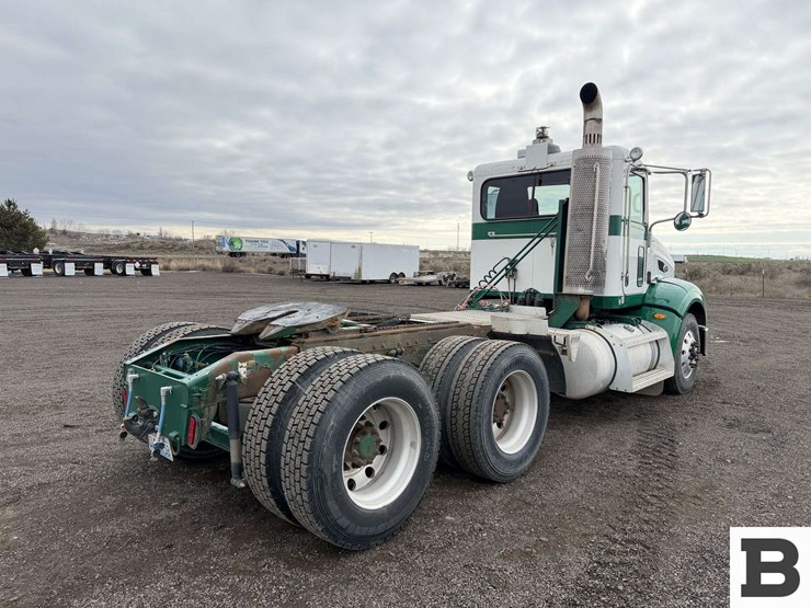 2009-peterbilt-384-image-6
