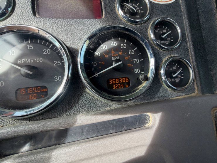 2021-peterbilt-367-image-19