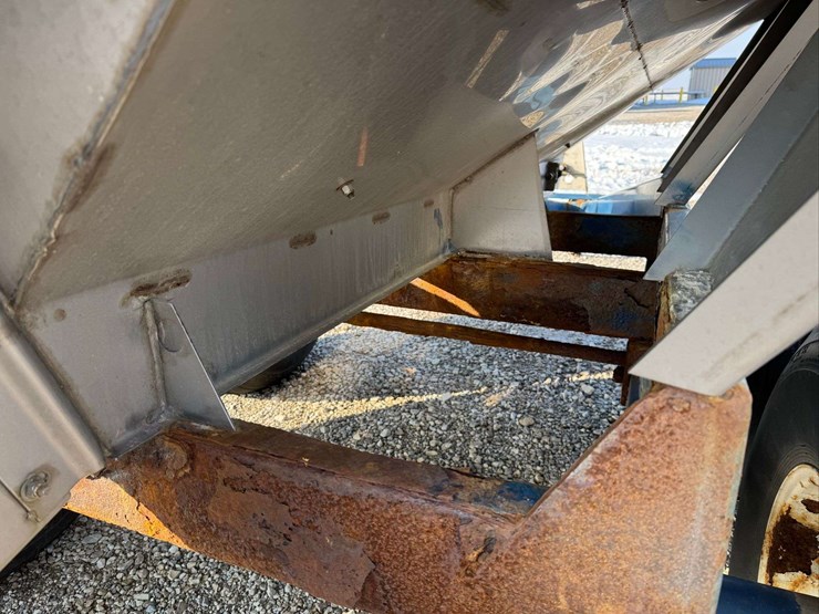 nc-8000.-pull-type-fertilizer-spreader.-8-ton-image-13