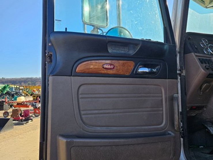 2011-peterbilt-386-image-25