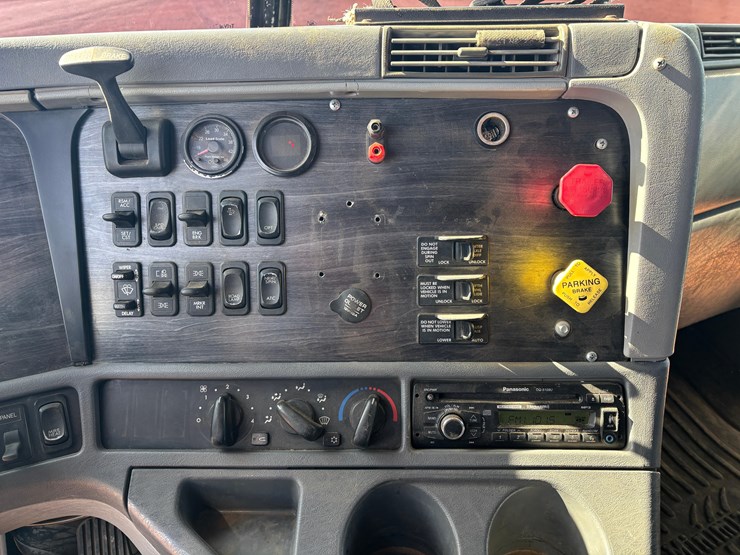 2009-freightliner-columbia-120-image-19