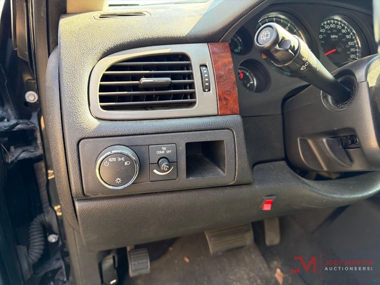 2013-chevrolet-suburban-image-24