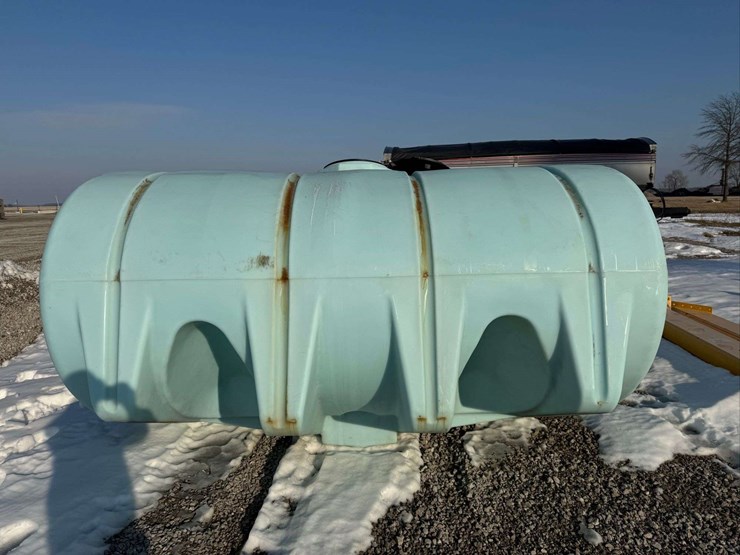 2610-gallon-center-drain-tank-poly-tank-image-1