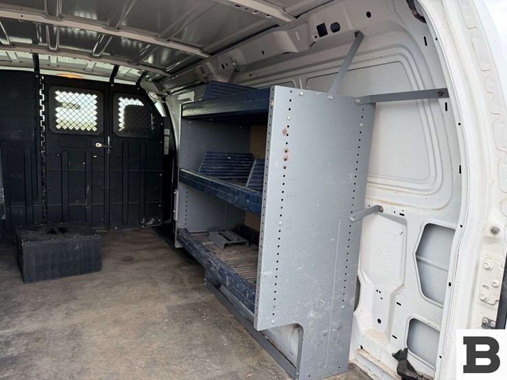 2010-ford-cargo-image-19