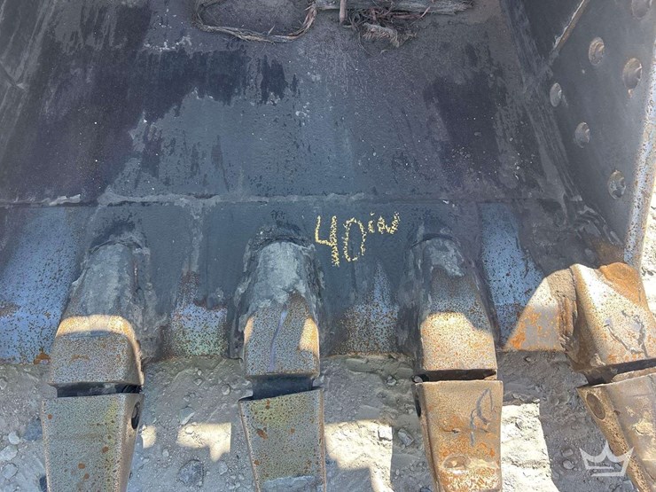 2015-hitachi-zx210-lc-image-23