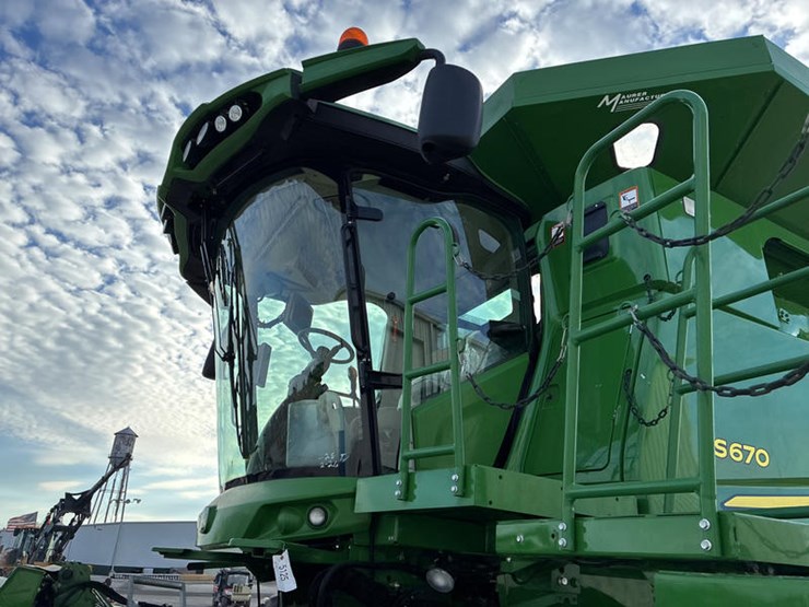2015-john-deere-s670-image-23