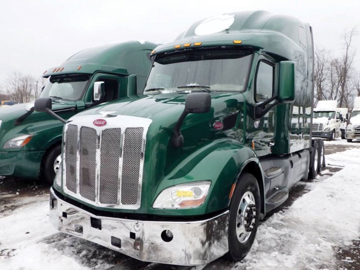 2022-peterbilt-579-image-1