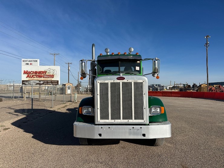 2023-peterbilt-367-image-2