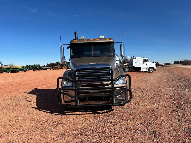 2009-freightliner-columbia-120-image-3