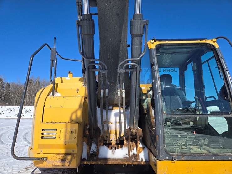 2016-deere-245g-lc-image-30