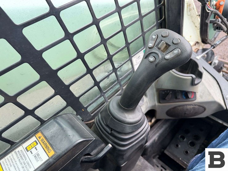 2013-bobcat-s570-image-30