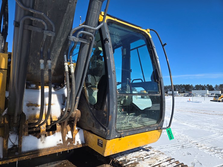 2016-deere-245g-lc-image-40