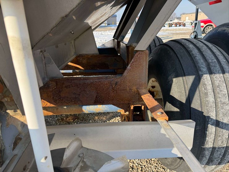 nc-8000.-pull-type-fertilizer-spreader.-8-ton-image-12