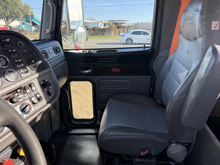 2021-peterbilt-367-image-15