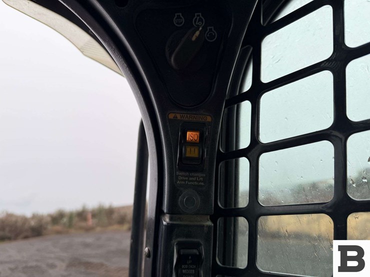 2013-bobcat-s570-image-32