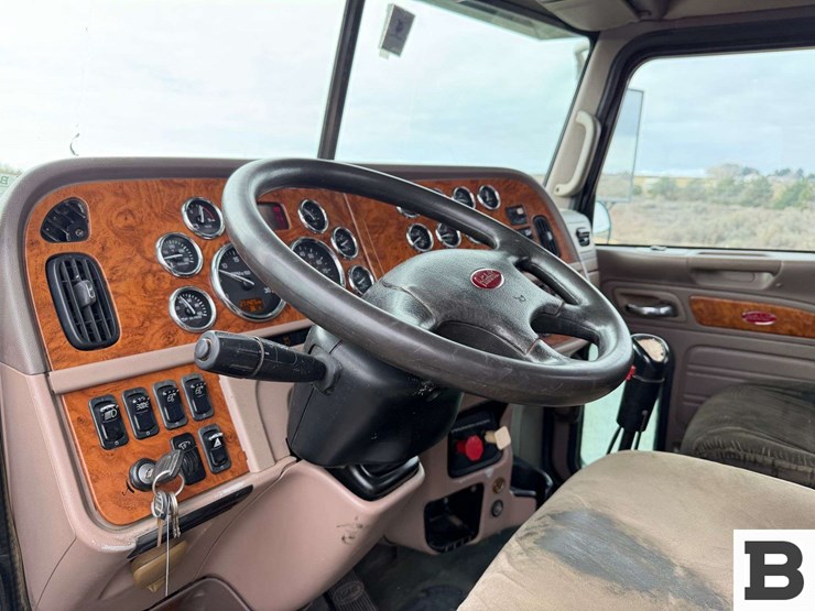 2009-peterbilt-384-image-49
