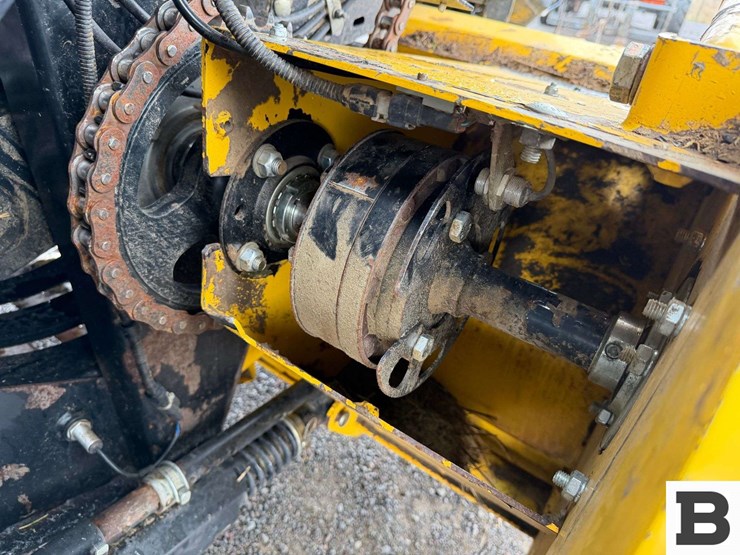 new-holland-340-image-47