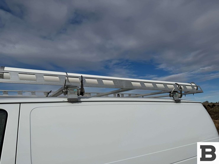 2010-ford-cargo-image-12