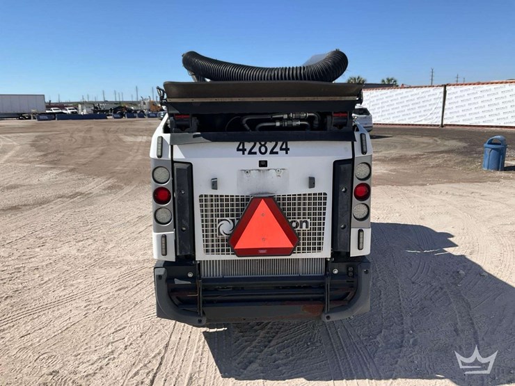 2018-johnston-c201-compact-street-sweeper-image-28