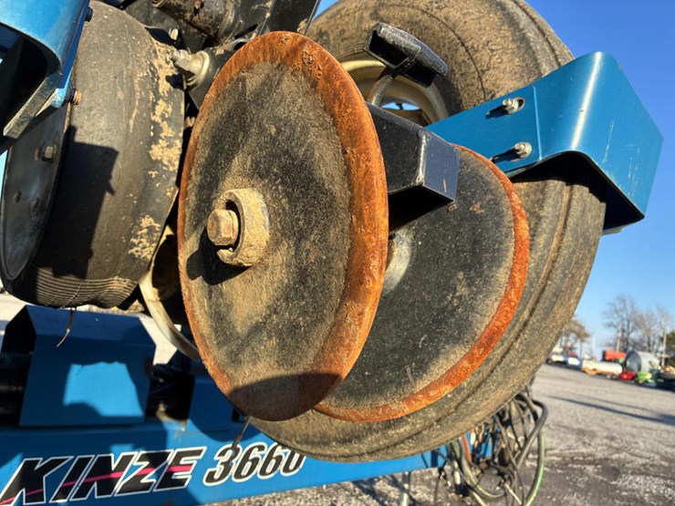 2010-kinze-3660-image-32