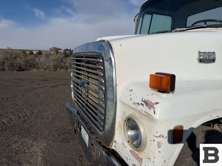 1985-ford-8000-image-10