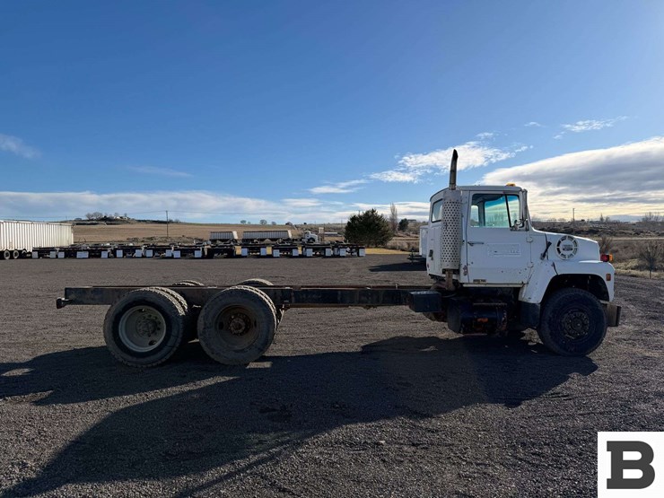 1985-ford-8000-image-6