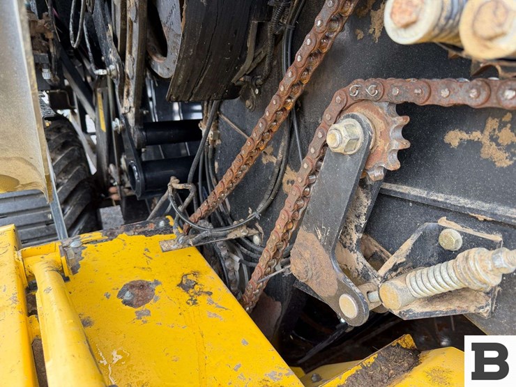 new-holland-340-image-49