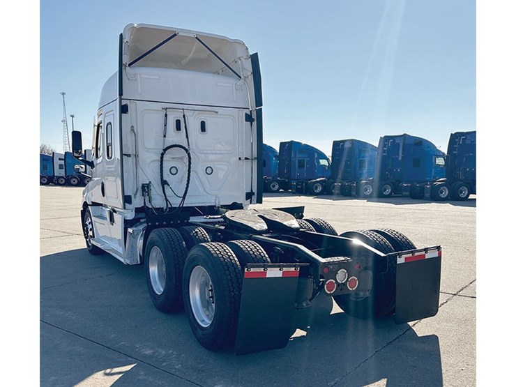 2022-freightliner-cascadia-116-image-4