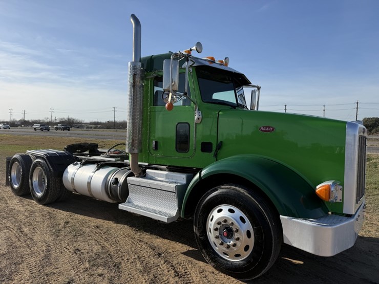 2021-peterbilt-367-image-3