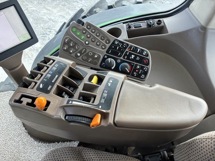 2012-john-deere-8260r-image-71