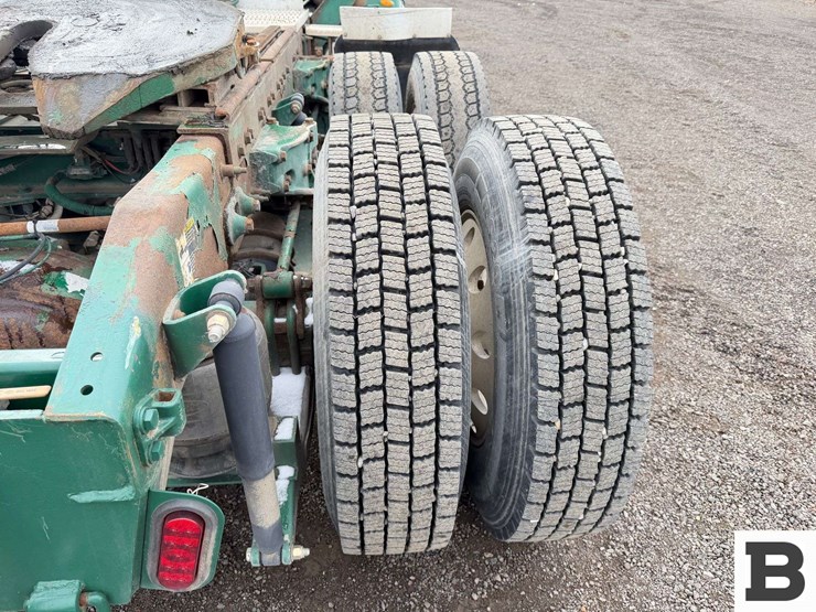 2009-peterbilt-384-image-28