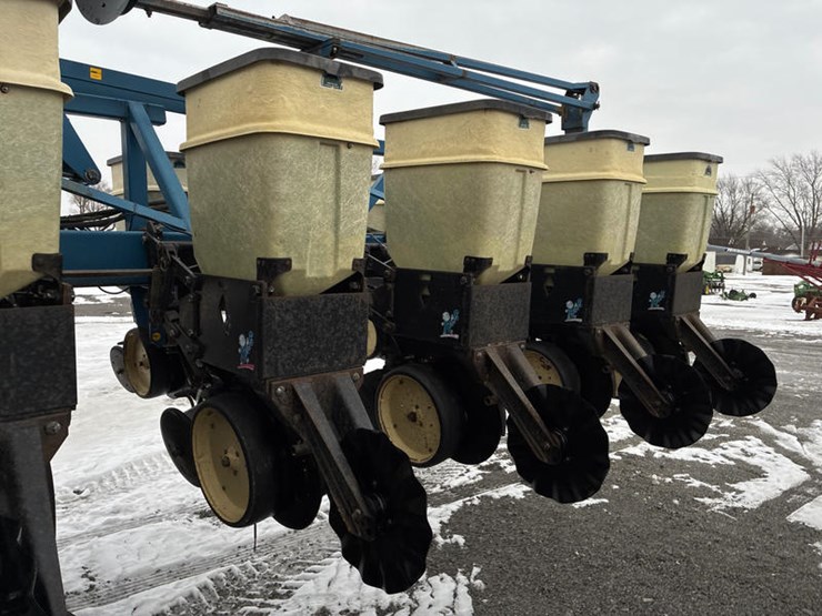 1997-kinze-2600-image-37