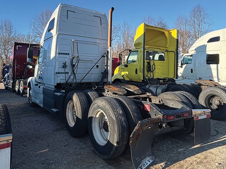 2016-volvo-vnl-670-image-3