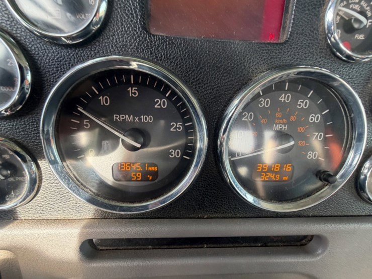 2021-peterbilt-367-image-17