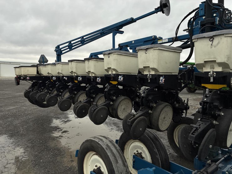 2010-kinze-3600-image-63