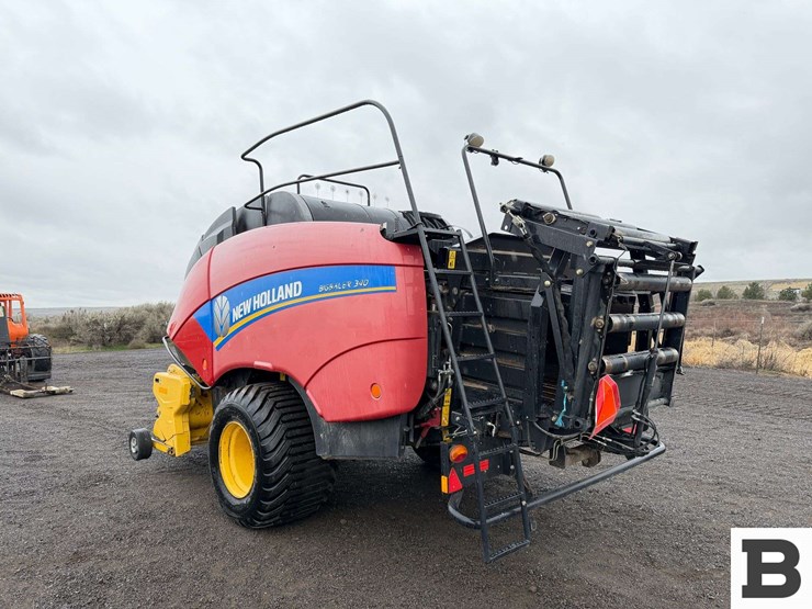 new-holland-340-image-3