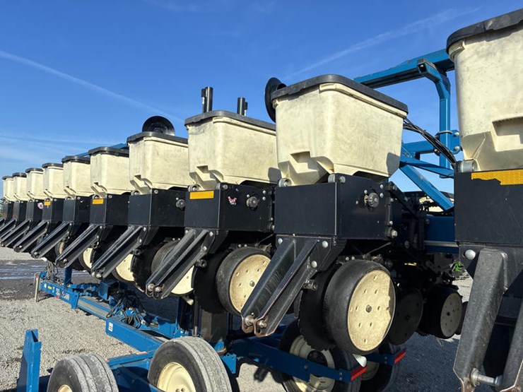 2010-kinze-3600-image-74