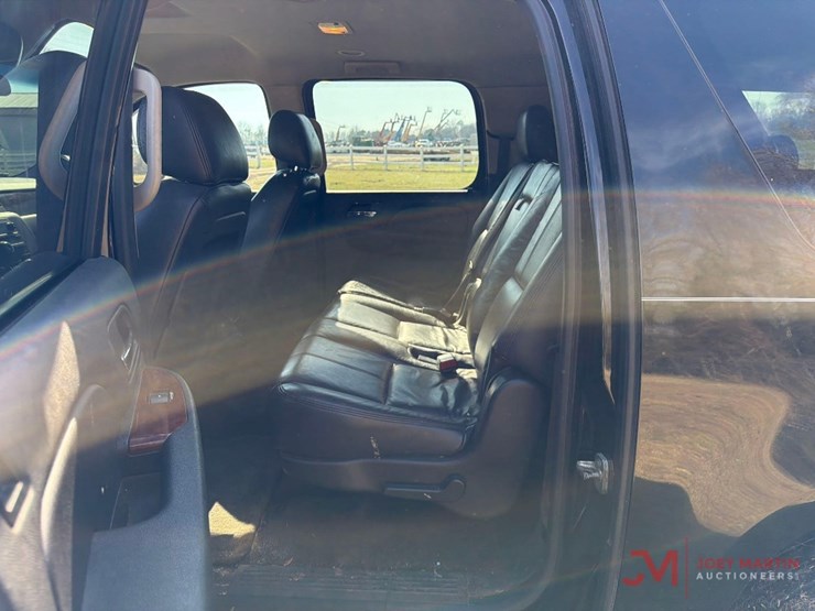 2013-chevrolet-suburban-image-16