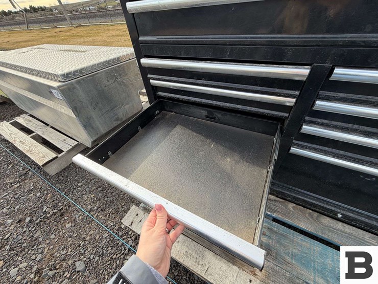 46"-9-drawer-mobile-workbench-image-8