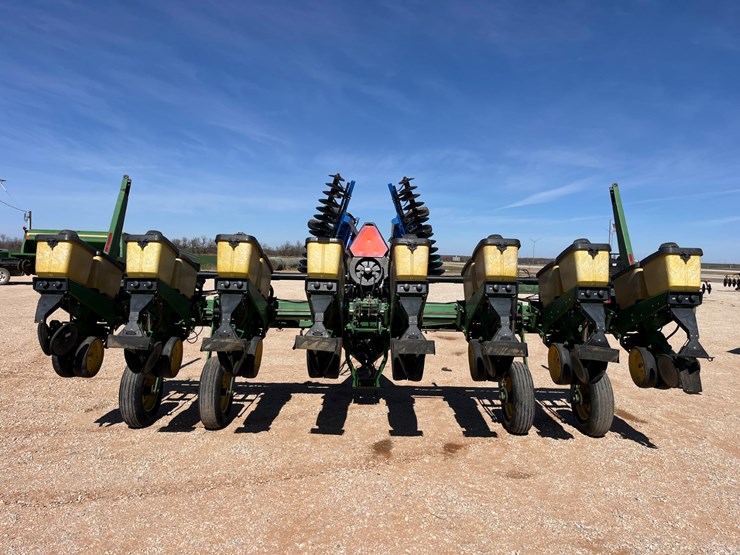 john-deere-7200-image-10