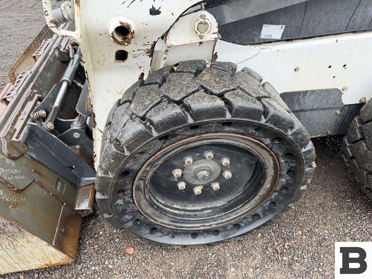 2013-bobcat-s570-image-12