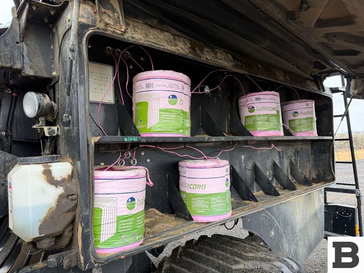 new-holland-340-image-32