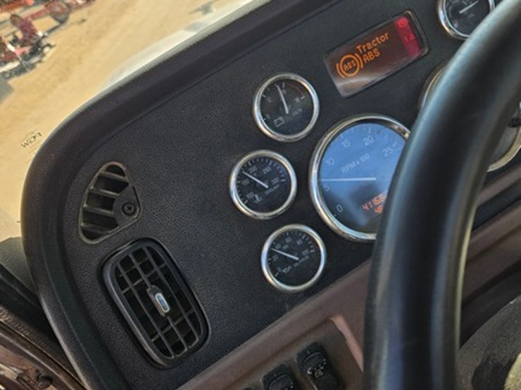 2011-peterbilt-386-image-32