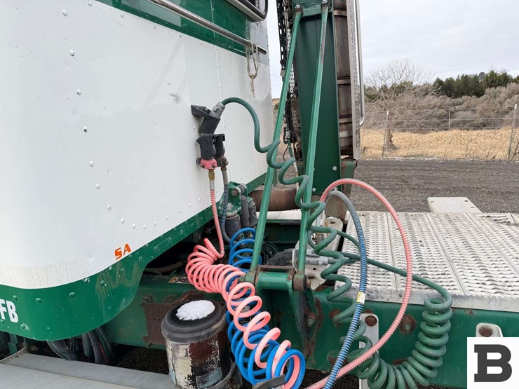 2009-peterbilt-384-image-15