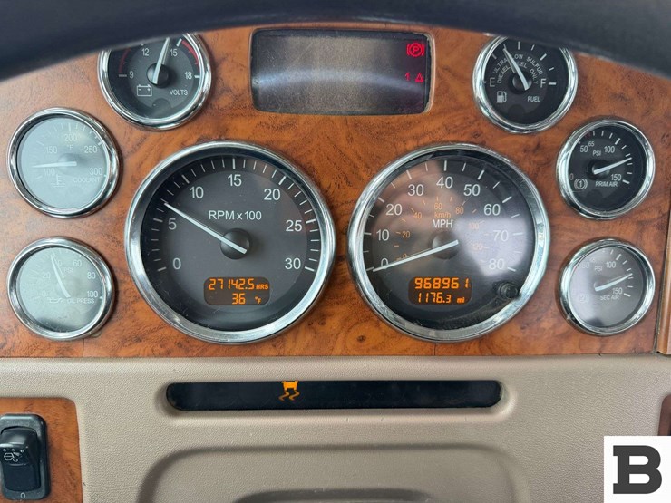 2009-peterbilt-384-image-55