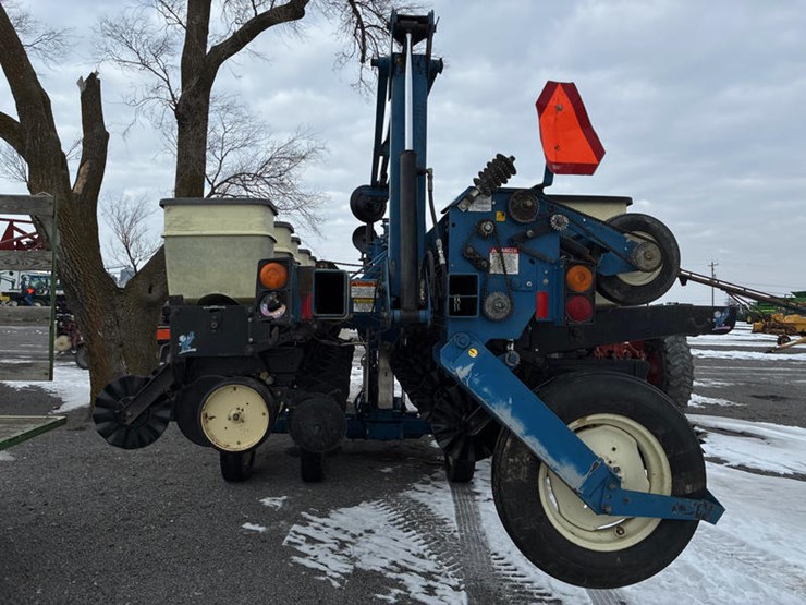 1997-kinze-2600-image-40