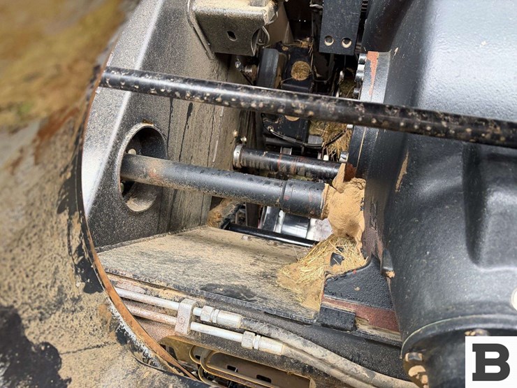 new-holland-340-image-21