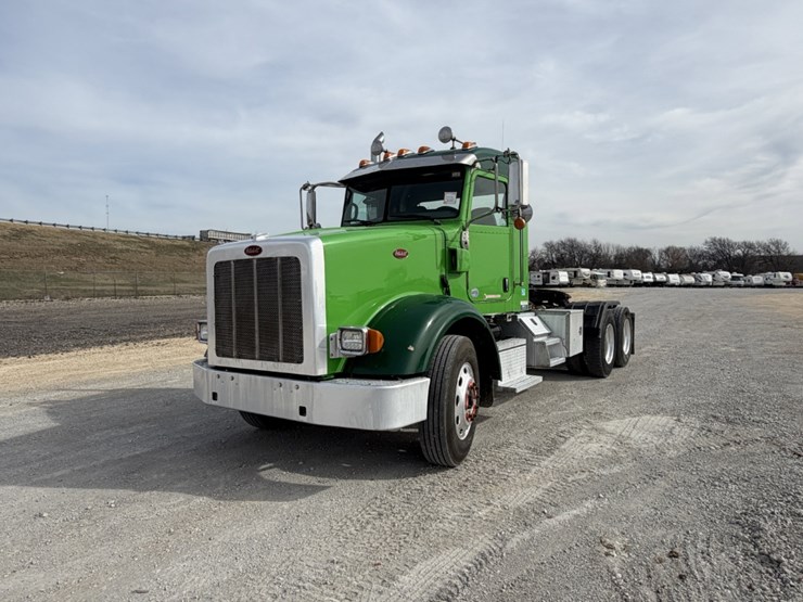 2021-peterbilt-367-image-1