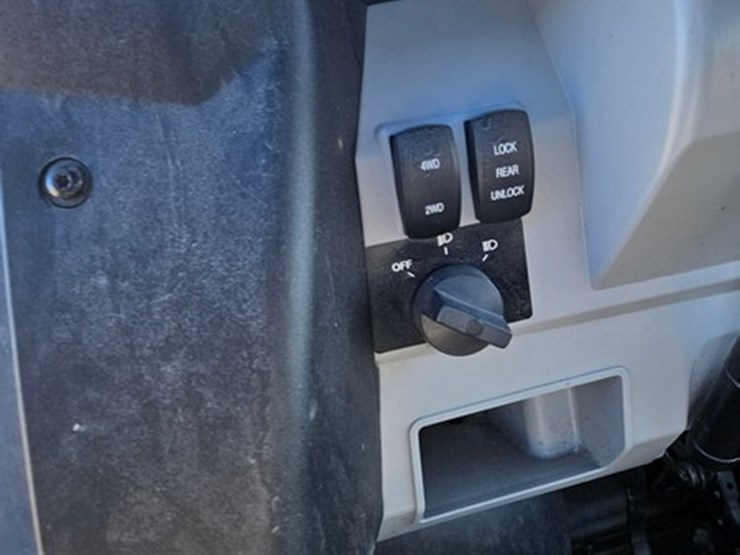 2019-john-deere-gator-image-15